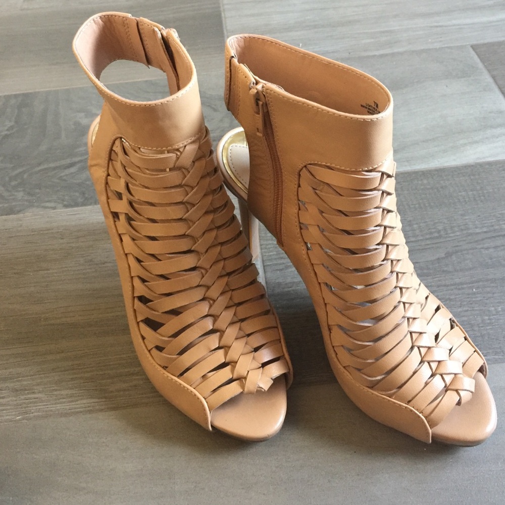 👠Gianni Bini Tan/Nude Ankle Heels 👠